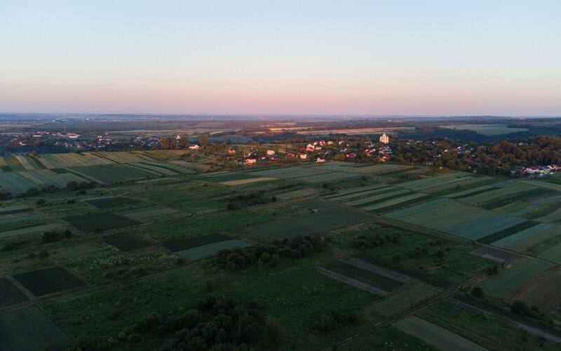 Лоскутные наделы на закате, вид с высоты