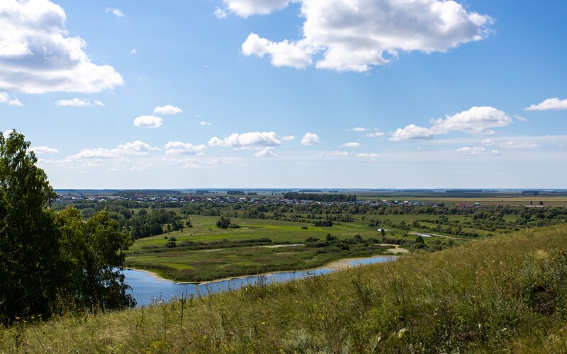 Река в излучине луга, вид с холма