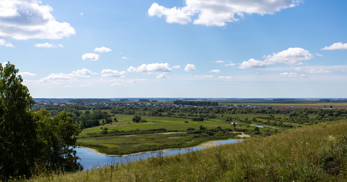 Река в излучине луга, вид с холма — земля оформлена лпх